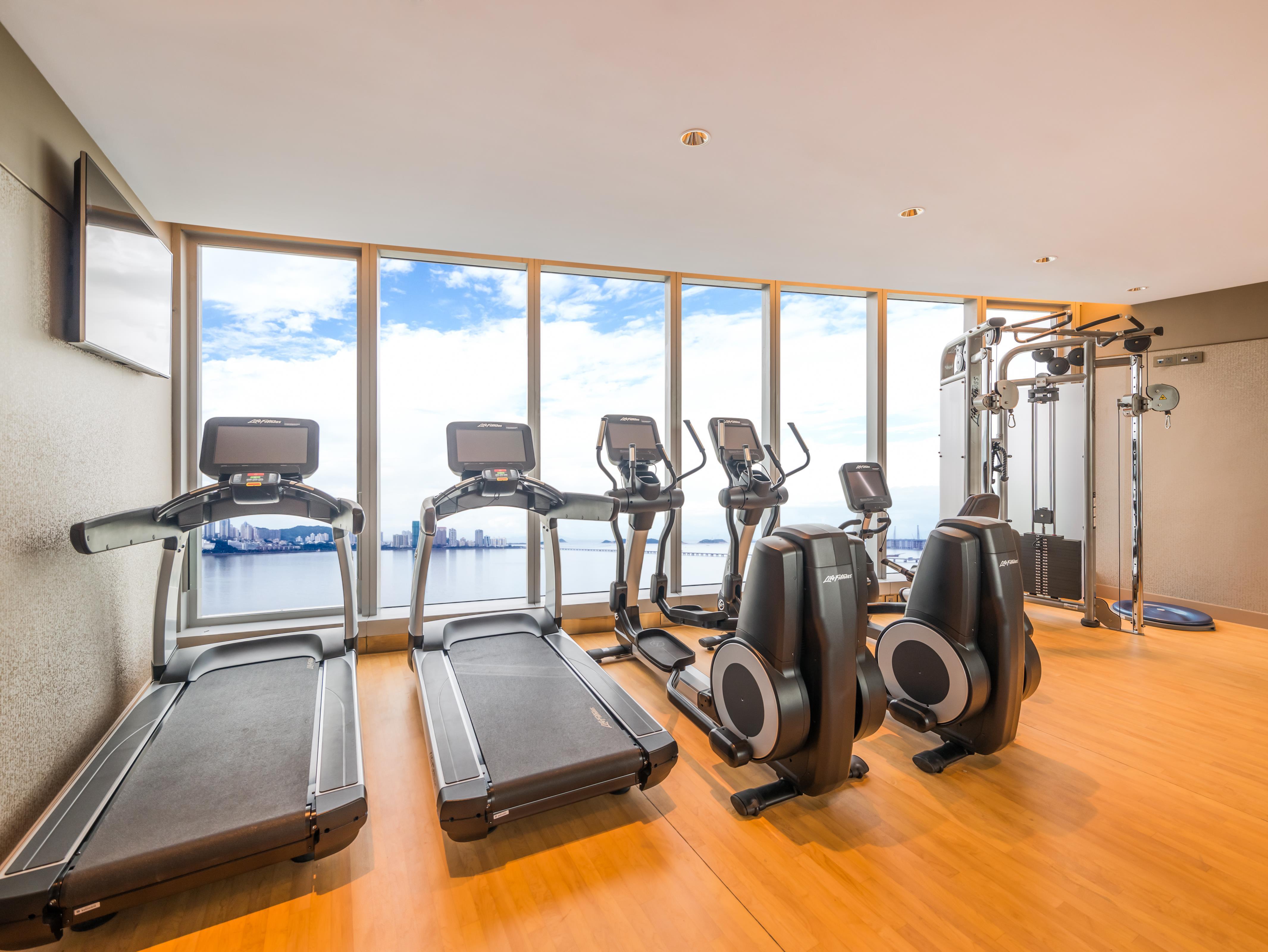 Crowne Plaza Macau By Ihg Ξενοδοχείο Εξωτερικό φωτογραφία The gym at the hotel