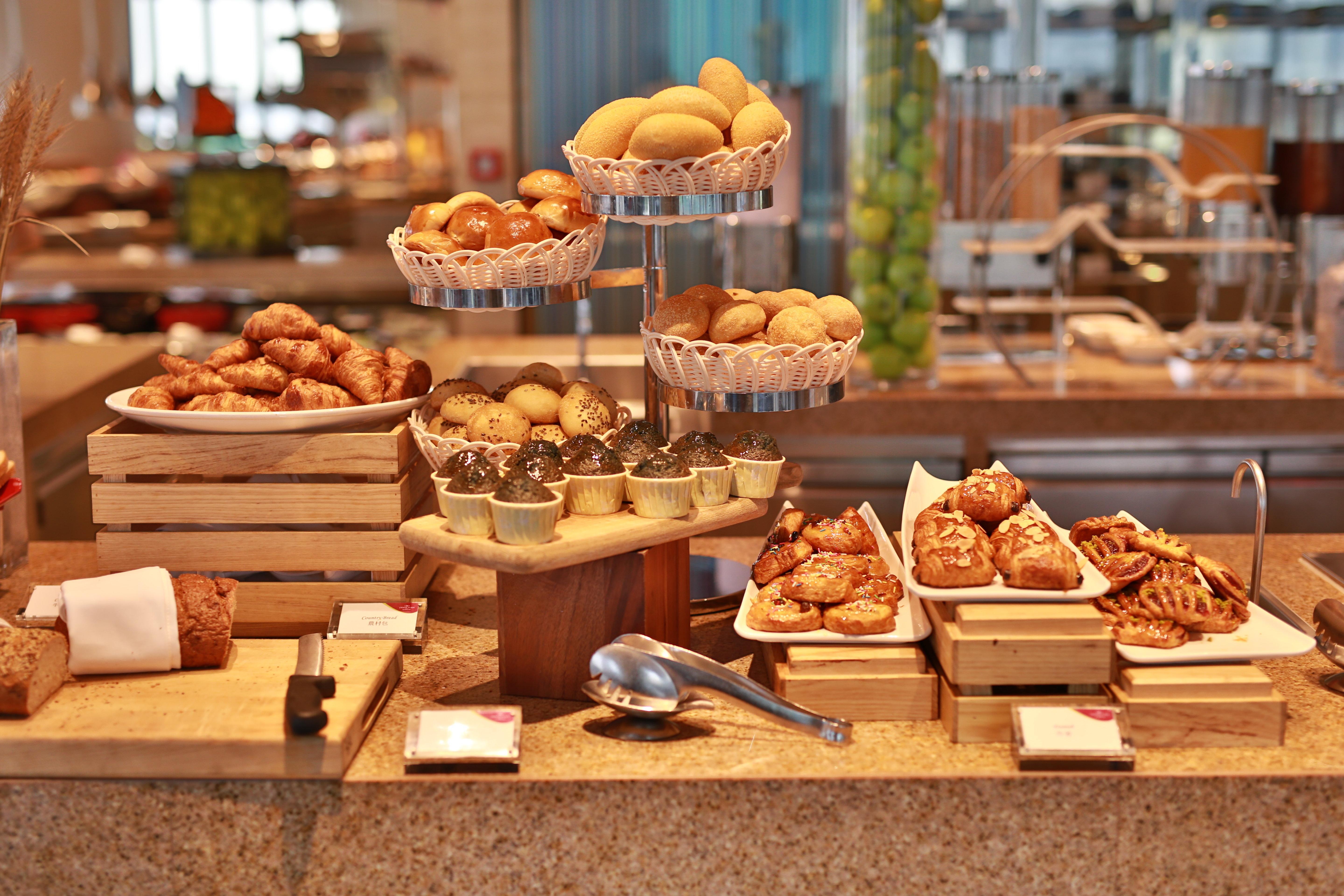 Crowne Plaza Macau By Ihg Ξενοδοχείο Εξωτερικό φωτογραφία A buffet of pastries