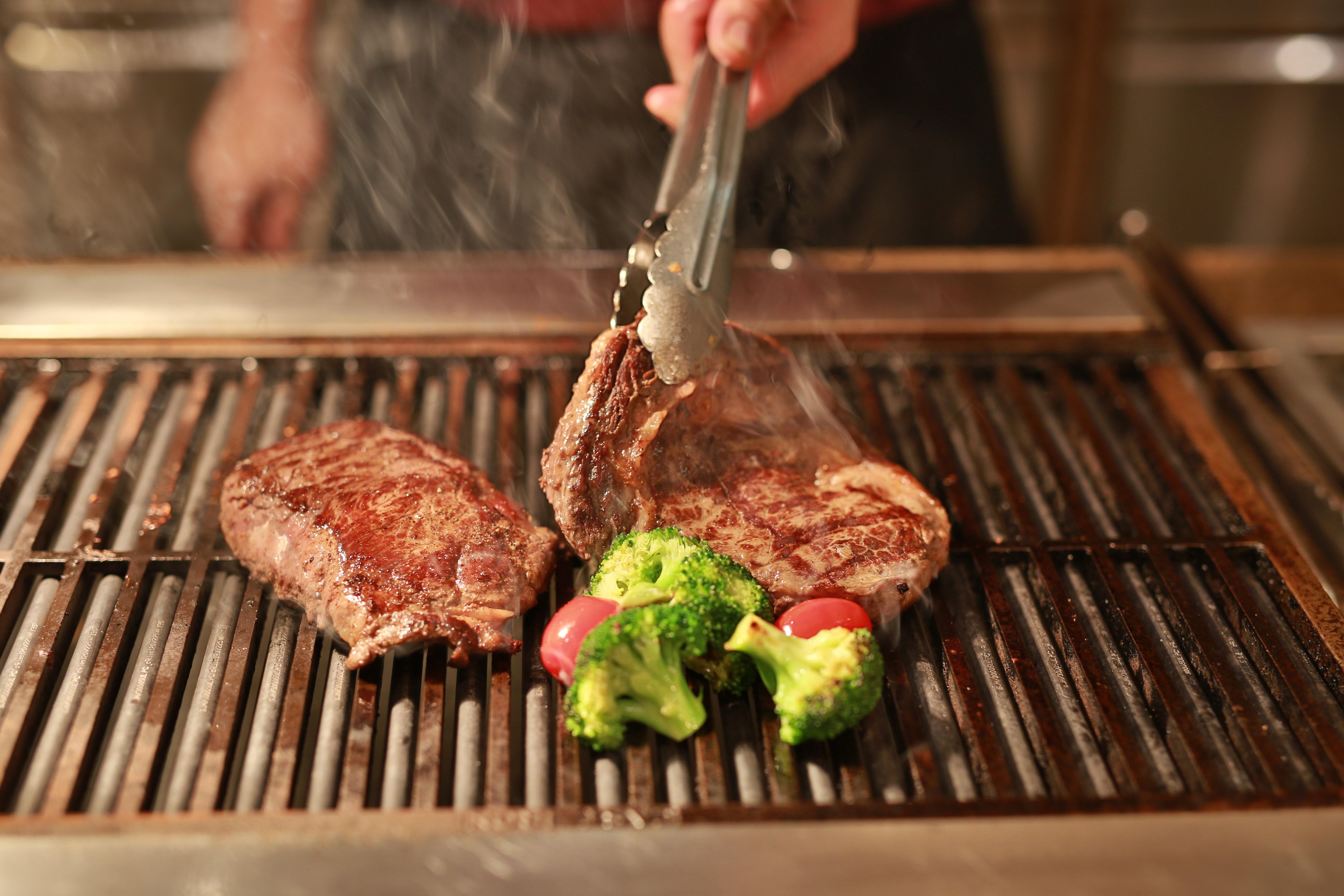 Crowne Plaza Macau By Ihg Ξενοδοχείο Εξωτερικό φωτογραφία A steak being grilled