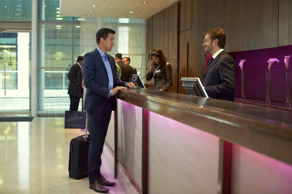 Crowne Plaza Macau By Ihg Ξενοδοχείο Εξωτερικό φωτογραφία A hotel receptionist
