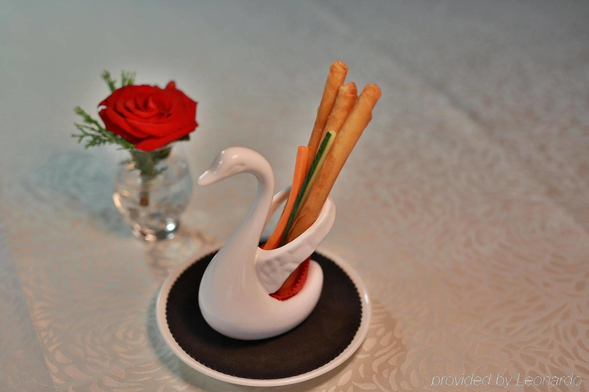 Crowne Plaza Macau By Ihg Ξενοδοχείο Εξωτερικό φωτογραφία A swan-shaped chopstick holder