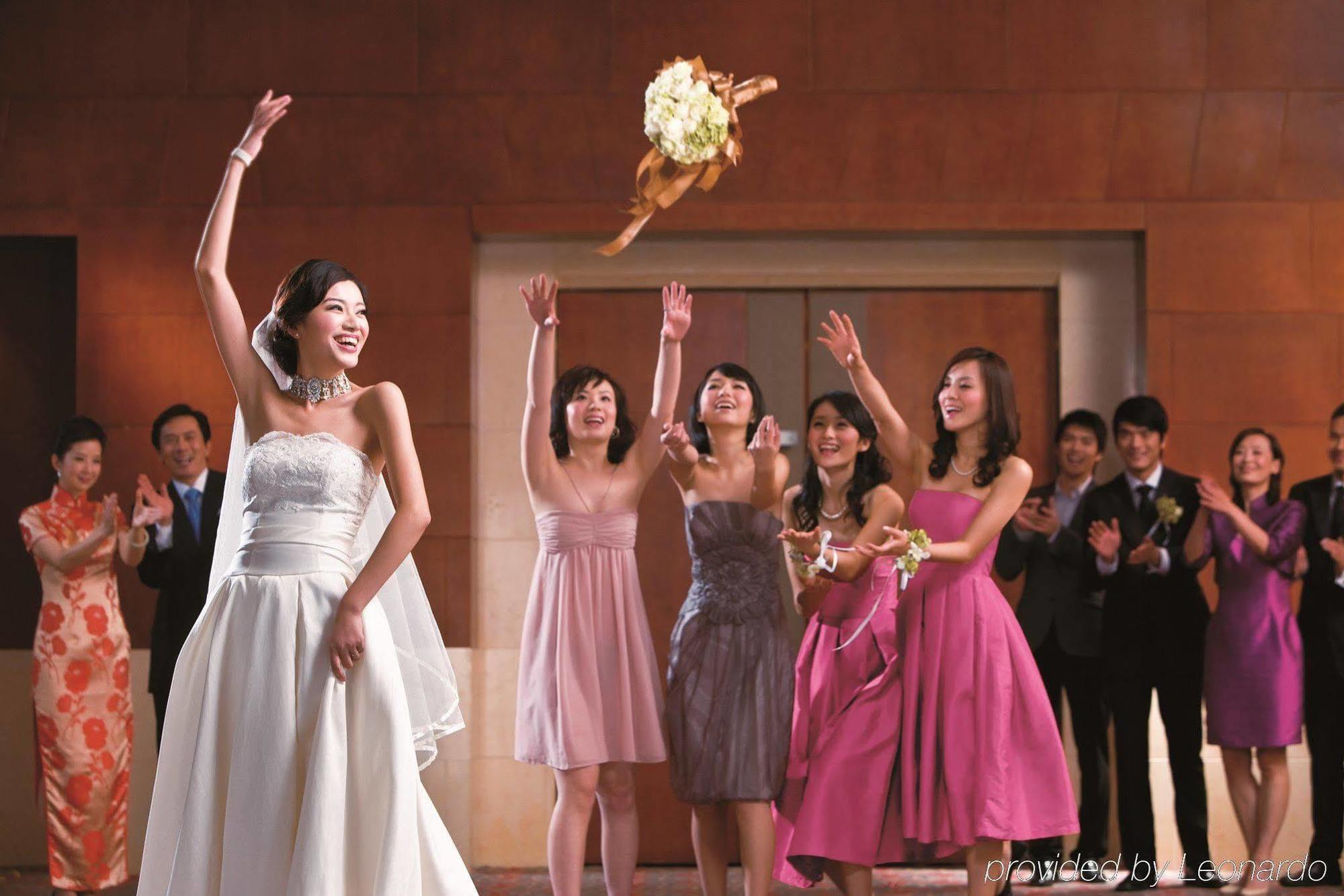 Crowne Plaza Macau By Ihg Ξενοδοχείο Εξωτερικό φωτογραφία A bride throwing her bouquet